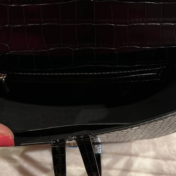 Croco- embossed black bag - 2 straps one for crossbody and one shoulder strap - Picture 3 of 9